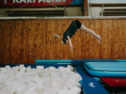 Sprzęt gimnastyczny w sali przy ul. Karpackiej 61